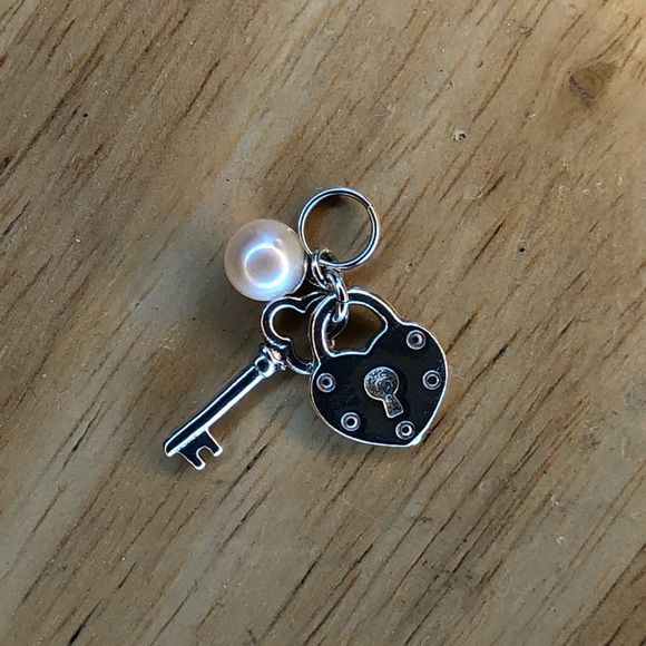 Vantel Pearls "Key to My Heart" Charm - Picture 2 of 9